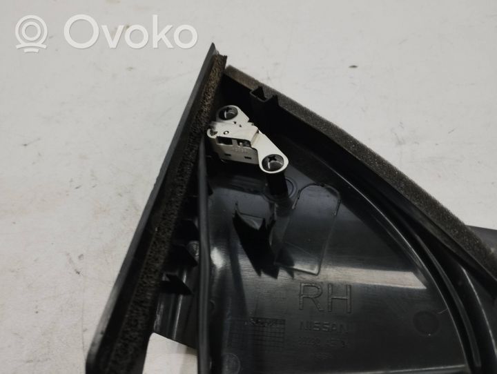 Nissan Qashqai Moulures des vitres de la porte avant 802924et3a