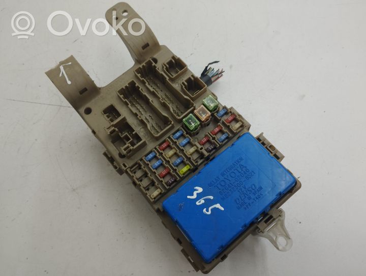 Toyota Corolla E120 E130 Module de fusibles 8264102040