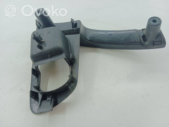 Nissan Qashqai Obudowa klamki wewnętrznej drzwi przednich 08950JD000