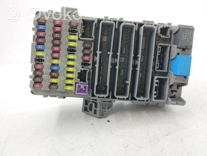 Honda CR-V Fuse module 52575LM