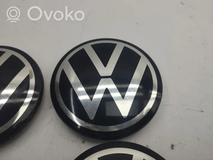Volkswagen Golf VIII Заводская крышка (крышки) от центрального отверстия колеса 5H0601171