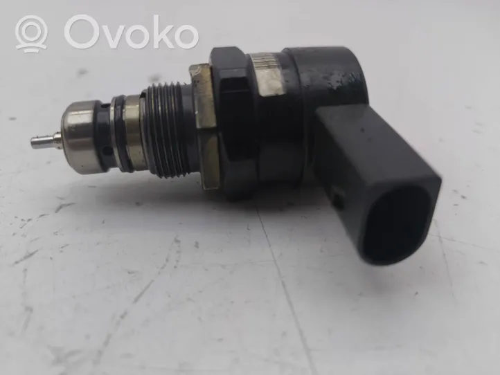 BMW 5 E60 E61 Fuel pressure regulator 0281002481