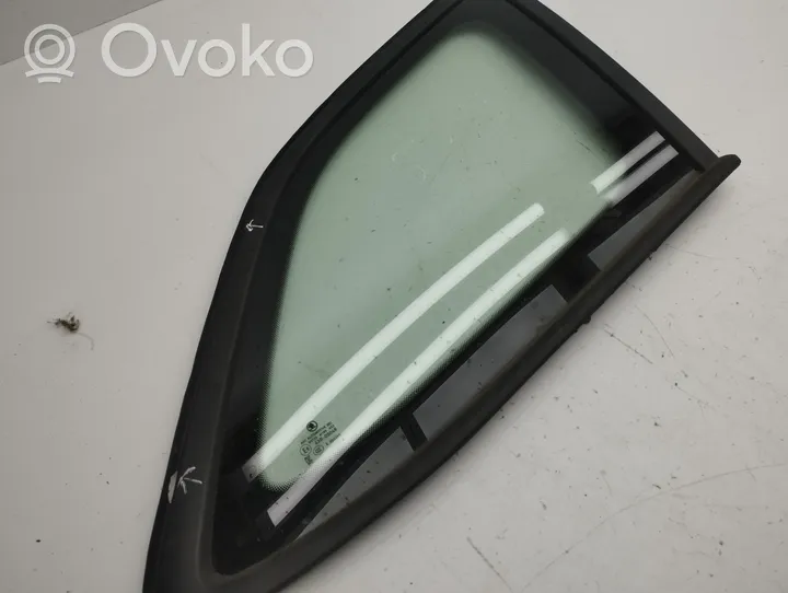 Skoda Octavia Mk4 Aizmugurējais virsbūves sānu stikls 
