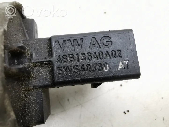 Volkswagen PASSAT B6 Régulateur de pression de carburant 48B13640A02