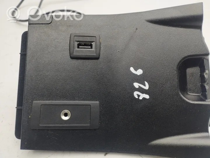 Mercedes-Benz B W246 W242 Gniazdo / Złącze USB A2468230411