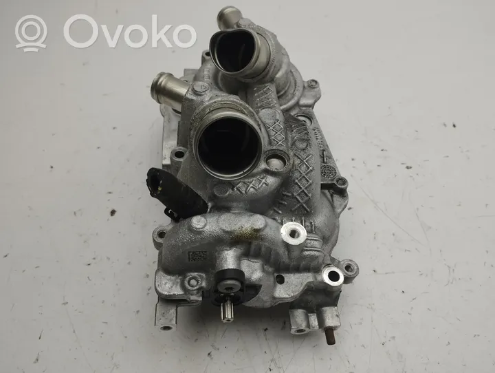 Volkswagen Golf VIII Pompe de circulation d'eau 05E121042B