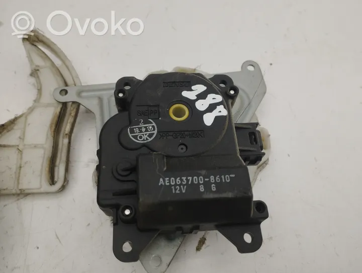 Toyota Corolla Verso AR10 Motor/activador trampilla de calefacción 1138002051