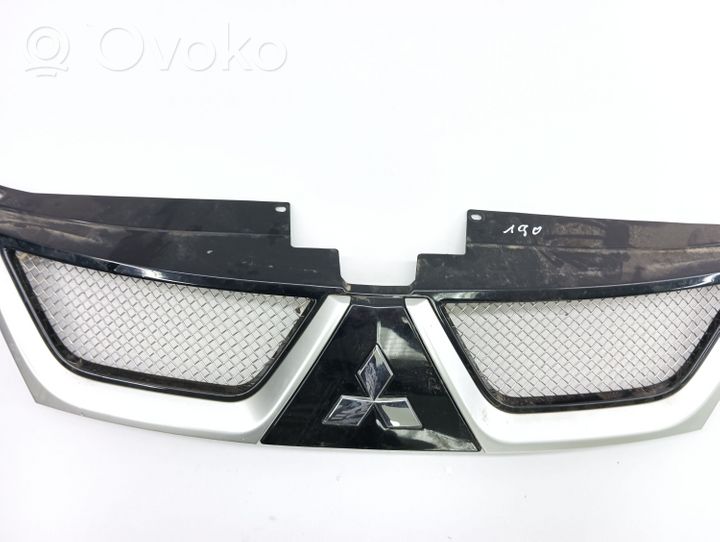 Mitsubishi Outlander Front bumper upper radiator grill 02009923