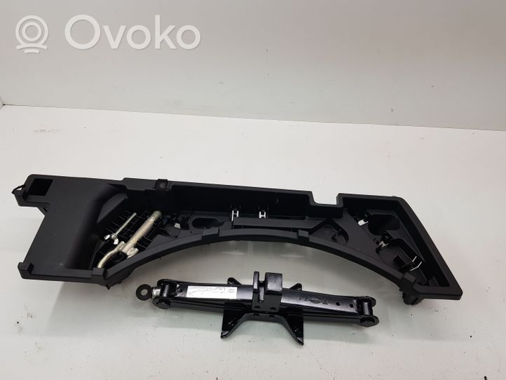 Mazda CX-7 Kit d’outils EG21688E0