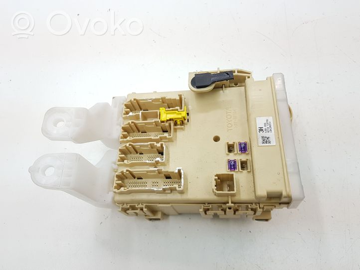 Toyota Auris E180 Sulakemoduuli 8922102331