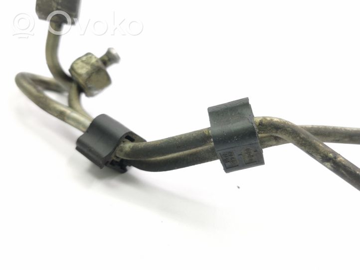 Volkswagen PASSAT B5 Fuel injector supply line/pipe 