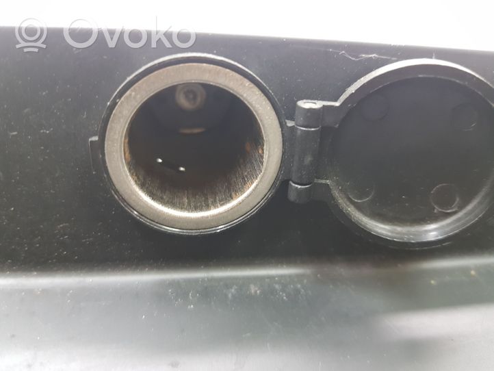 KIA Sorento 12 V ligzda (priekšā) 846843E510