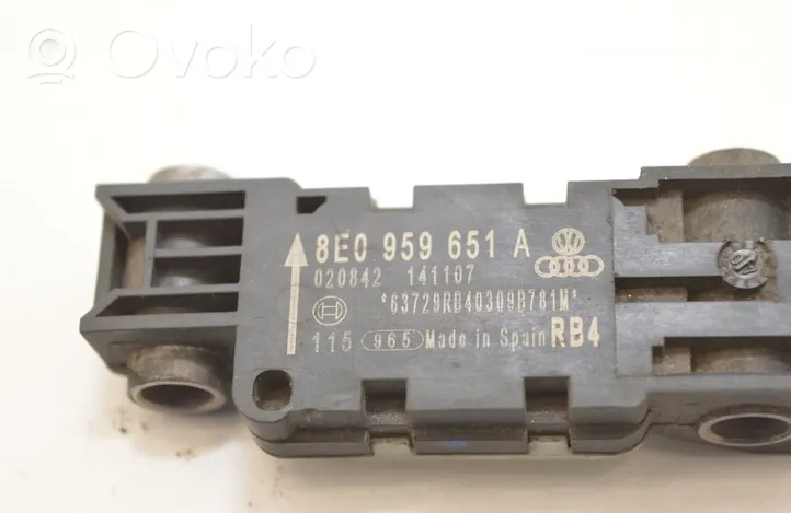 Audi A4 S4 B7 8E 8H Sensore d’urto/d'impatto apertura airbag 8E0959651A