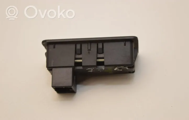 Audi Q7 4L Przełącznik / Przycisk otwierania klapy bagażnika 