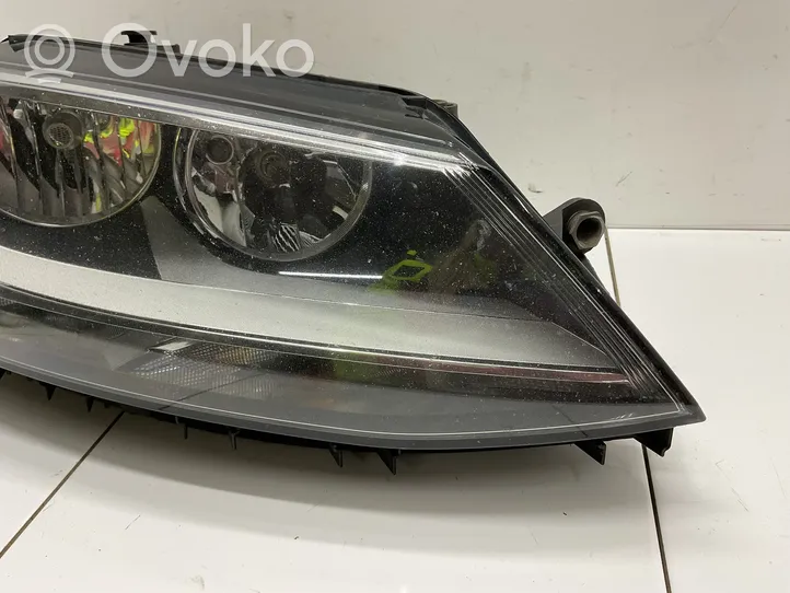 Volkswagen Jetta VI Lampa przednia 5C8941006