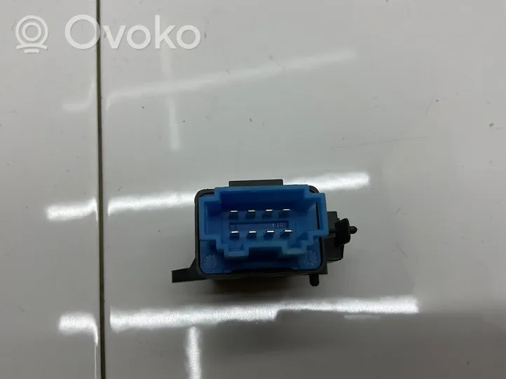 Volkswagen Jetta VI Seat heating relay 5K0959772A