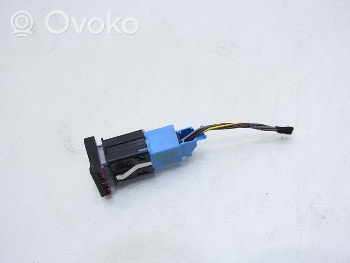 Volkswagen Polo V 6R Botón interruptor de luz de peligro 6C0953509A