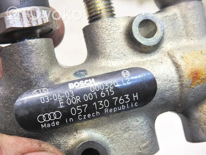 Audi A8 S8 D3 4E Distributeur de carburant 057130763H