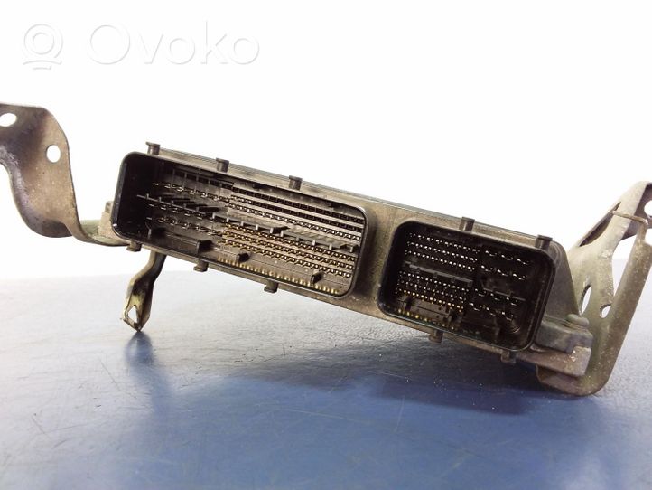 Toyota Avensis T270 Блок управления двигателем ECU 89661-05D80