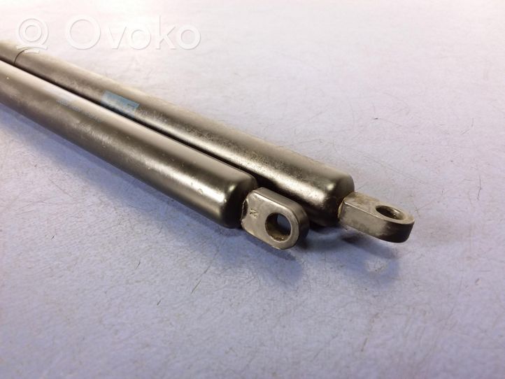 Volvo 240 Shock absorber/damper mounting bracket 