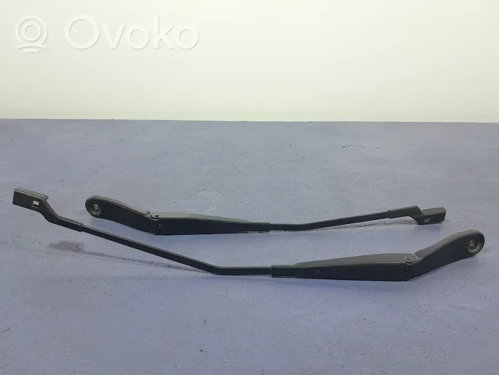 Volvo XC60 Front wiper blade arm 30753526