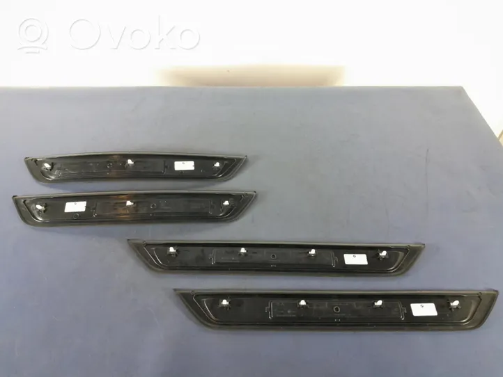 BMW 5 G30 G31 Rivestimento vano piedi laterale 7398321