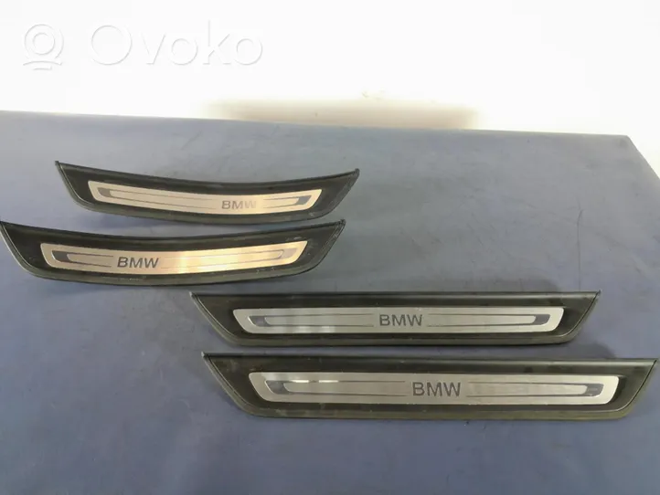 BMW 5 G30 G31 Rivestimento vano piedi laterale 7398321