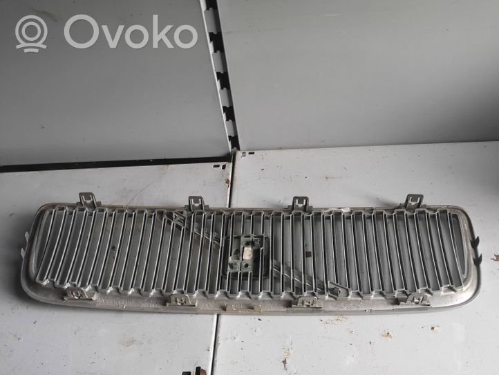 Volvo V70 Maskownica / Grill / Atrapa górna chłodnicy 08693346