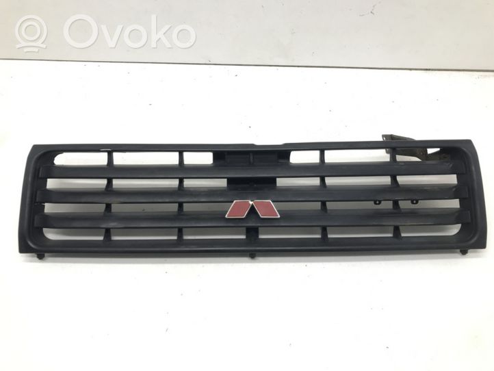 Mitsubishi Pajero Griglia superiore del radiatore paraurti anteriore MB645720