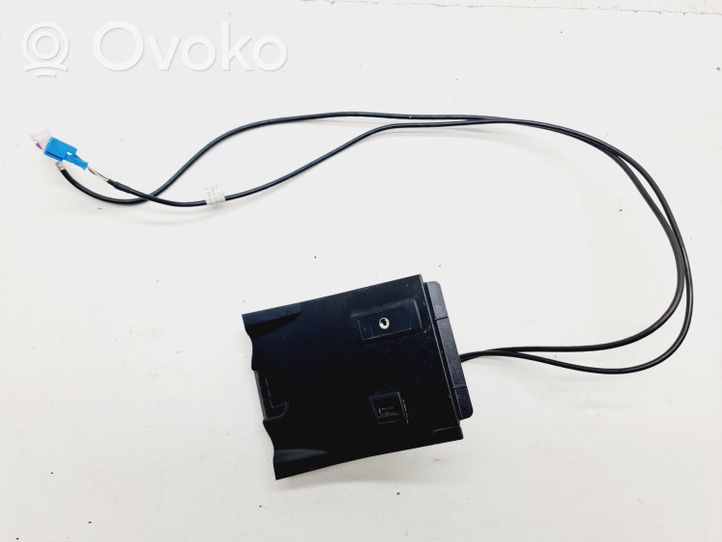 Mercedes-Benz B W246 W242 USB jungtis A2468201915