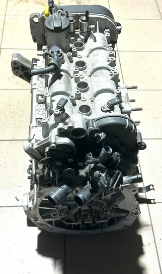 Volkswagen PASSAT B8 Silnik / Komplet 04E100034N