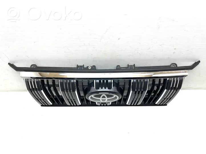 Toyota Land Cruiser (J150) Rejilla superior del radiador del parachoques delantero 5311160B20