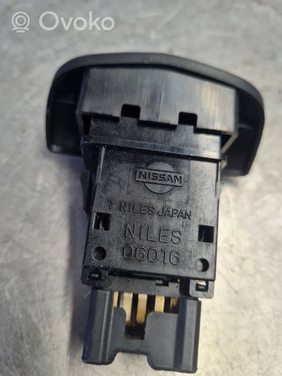 Nissan Primera Botón interruptor de luz de peligro 06016