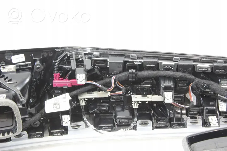 BMW 5 G30 G31 Kita panelės detalė 9890162