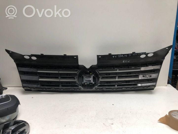 Volkswagen Tiguan Allspace Etupuskurin ylempi jäähdytinsäleikkö 5NN853653B