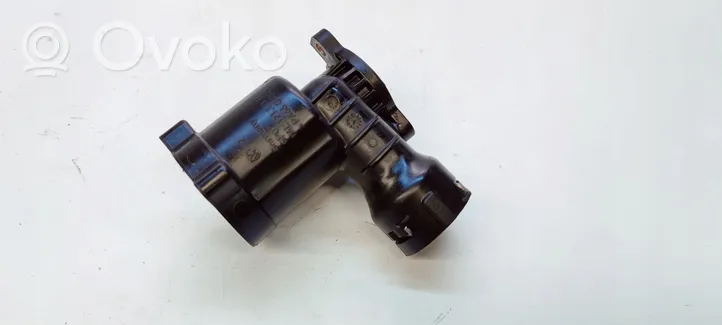 Audi A4 S4 B9 Termostat / Obudowa termostatu 04L121111H