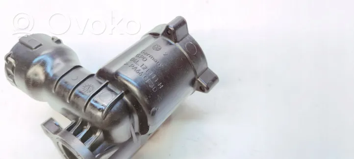 Audi A4 S4 B9 Termostat / Obudowa termostatu 04L121111H