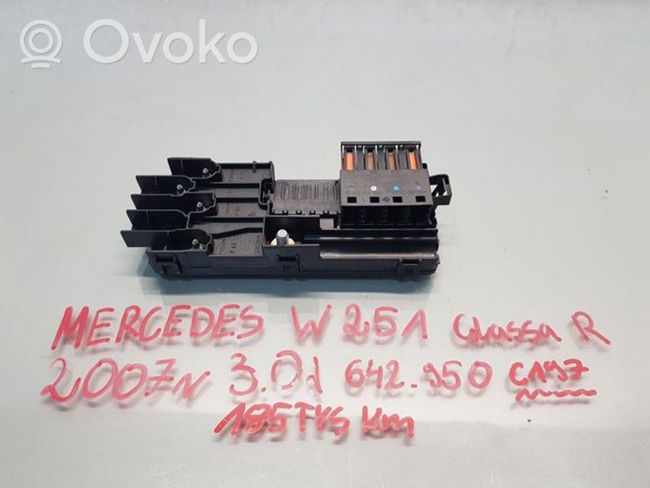 Mercedes-Benz R W251 Releju montāžas bloks 2115452601