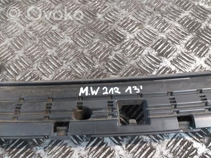 Mercedes-Benz E AMG W212 Déflecteur d'air de radiateur de refroidissement A2128854565