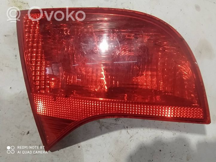 Audi A4 S4 B7 8E 8H Lampy tylnej klapy bagażnika 8E9945093