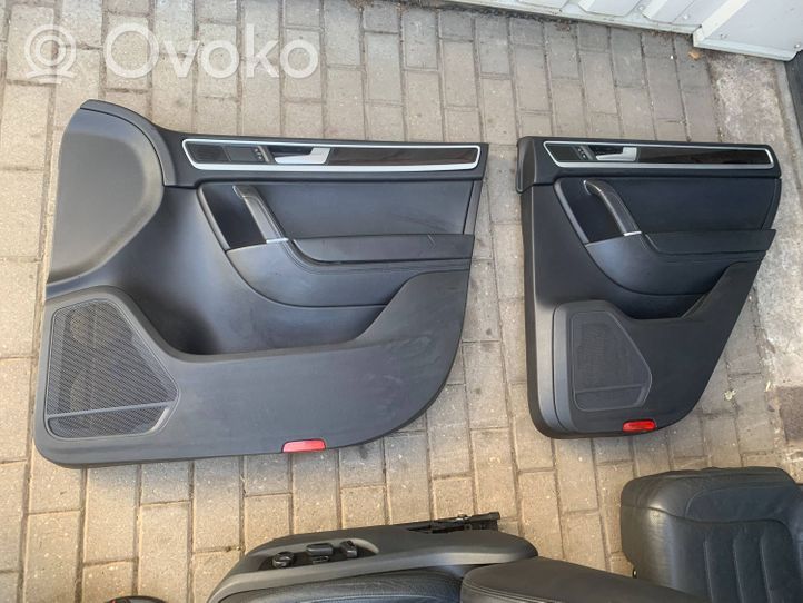 Volkswagen Touareg II Interior set 7P1867011BC