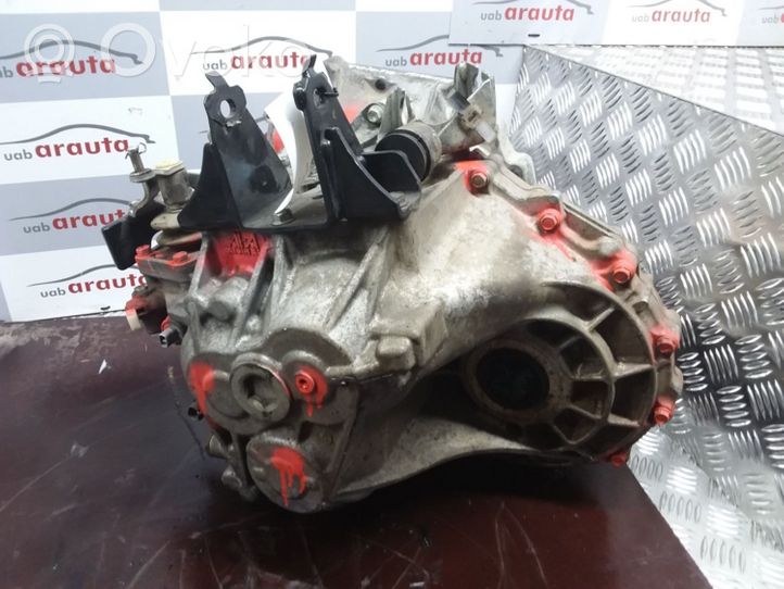 Toyota Avensis T270 Mechaninė 6 pavarų dėžė A2403488