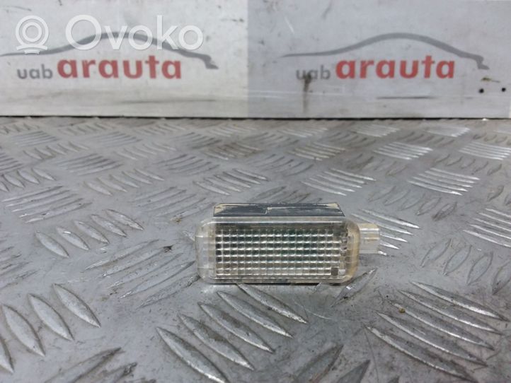 Audi Q3 8U Takaoven sisävalo 8J0947409