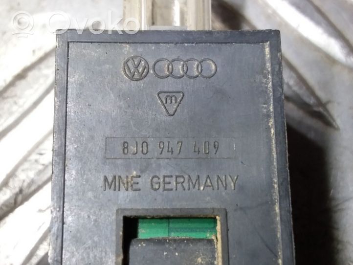 Audi Q3 8U Lampka drzwi przednich 8J0947409