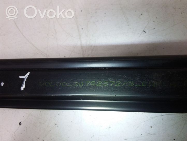 Volvo XC60 Задний уплотнительная резина (у стекла) 30762372