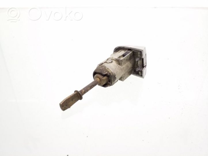 Volkswagen PASSAT B5 Замок (у ручки) 3B0837167