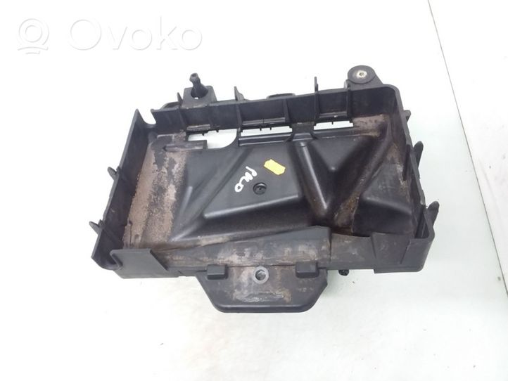 Volkswagen Polo IV 9N3 Boîte de batterie 6Q0915331D