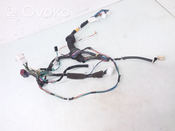 Toyota Avensis T250 Cablaggio porta anteriore 8215205600