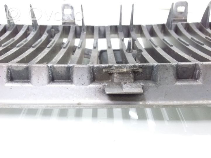 Volvo V70 Grille calandre supérieure de pare-chocs avant 9190385