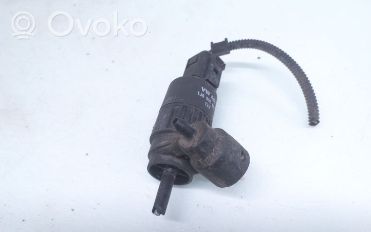 Skoda Octavia Mk1 (1U) Windscreen/windshield washer pump 1J6955651